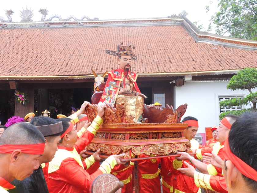 Nghi thức rước tượng Đức Thánh Trần từ Đền Trần Hưng Đạo – Miếu Vua Bà về Đình Yên Giang và ngược lại, thể hiện lòng thành kính đối với vị anh hùng dân tộc. Ảnh: Báo PLVN