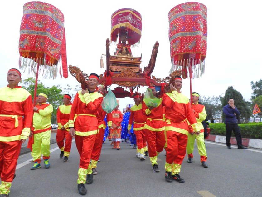 Lễ rước tượng Đức thánh Trần, thông qua các nghi lễ cầu mong thành hoàng che chở, phù hộ cho dân làng nhân khang vật thịnh. Ảnh:  Báo PLVN
