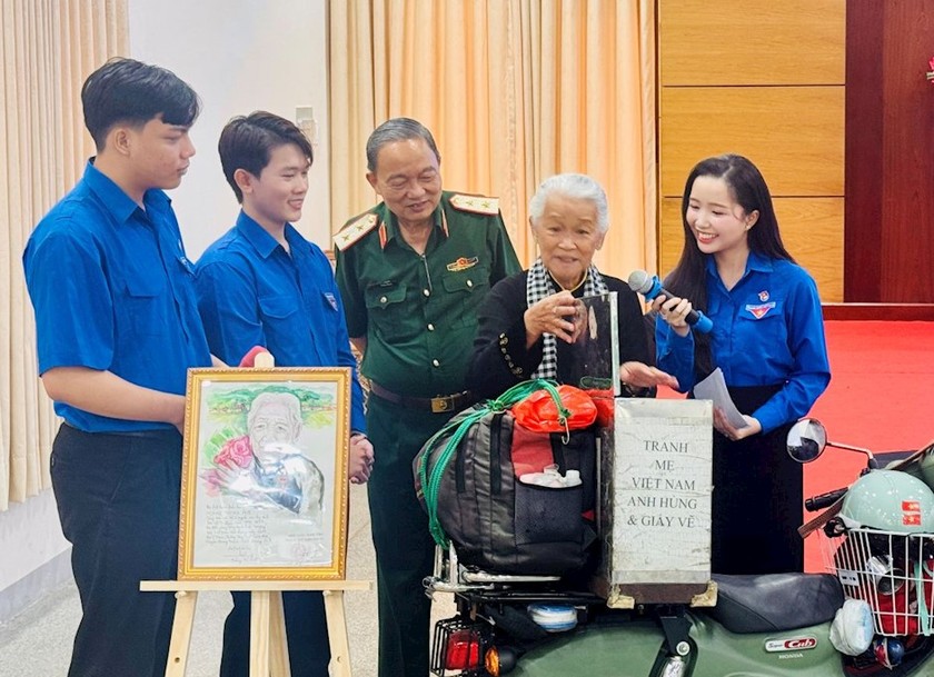 Họa sĩ Đặng Ái Việt chia sẻ tại chương trình. Nguồn ảnh https://hcmcpv.org.vn/