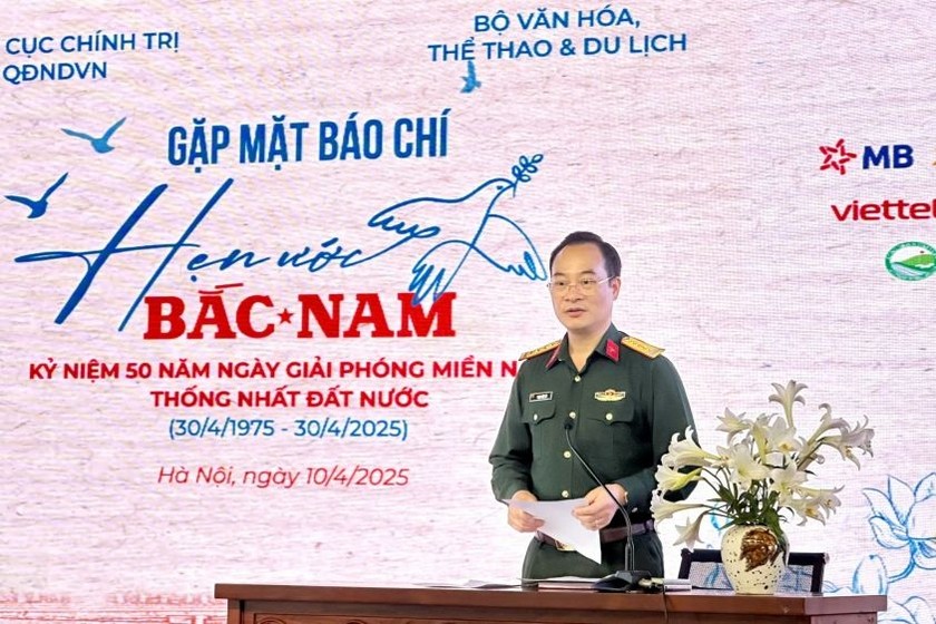 Tổng đạo diễn, Đại tá Phạm Văn Tú thông tin về chương trình với báo giới. (Ảnh: Lam Hạnh)