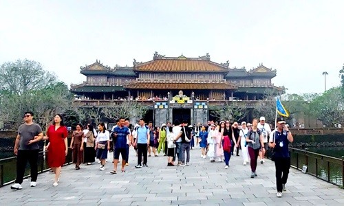 Du khách tham quan Đại nội Huế. Ảnh: Báo PLVN