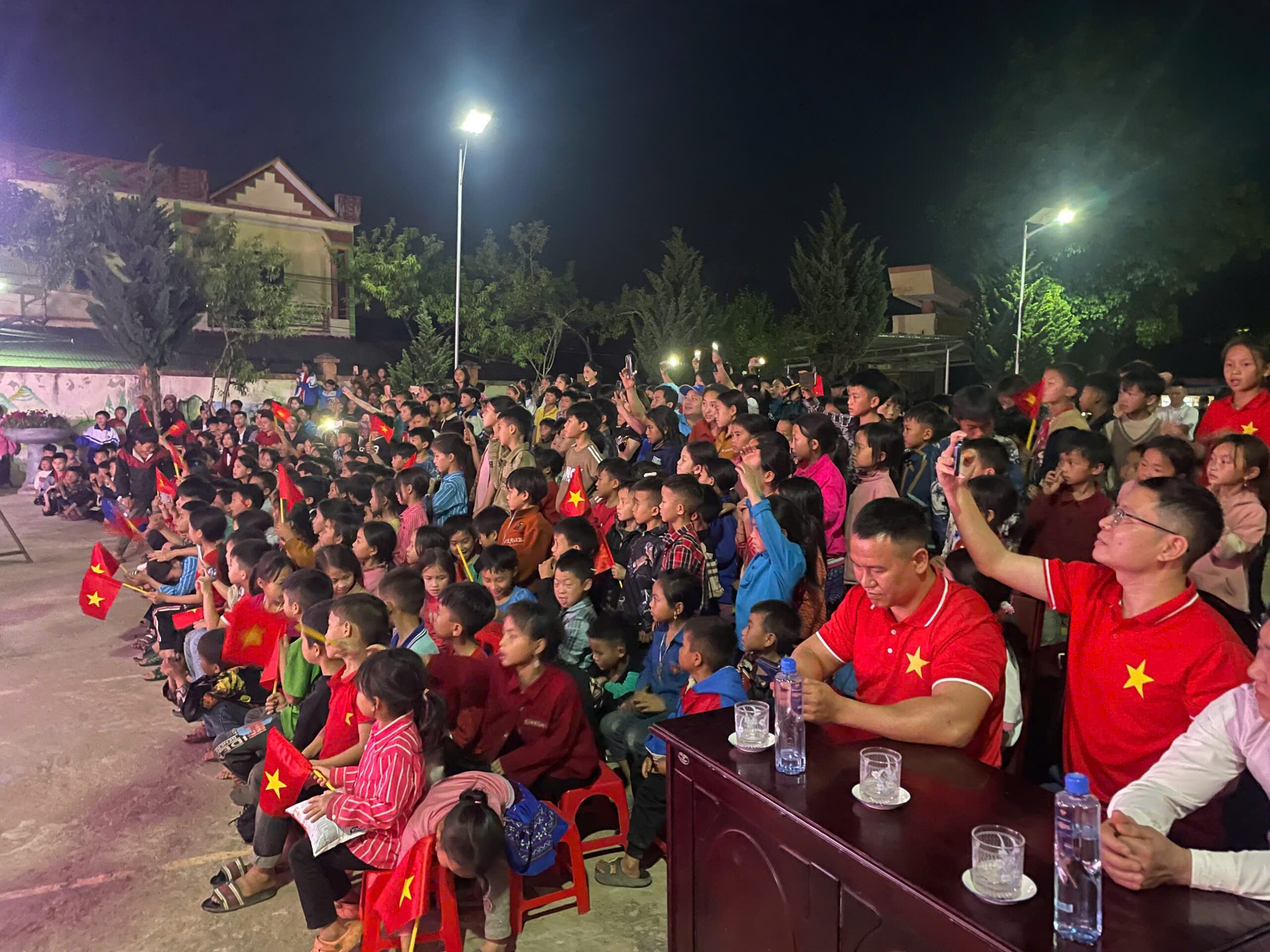 Tiếng hát cải lương vang giữa núi rừng, kết nối trái tim nghệ sĩ và bà con vùng cao trong đêm giao lưu ấm áp.
