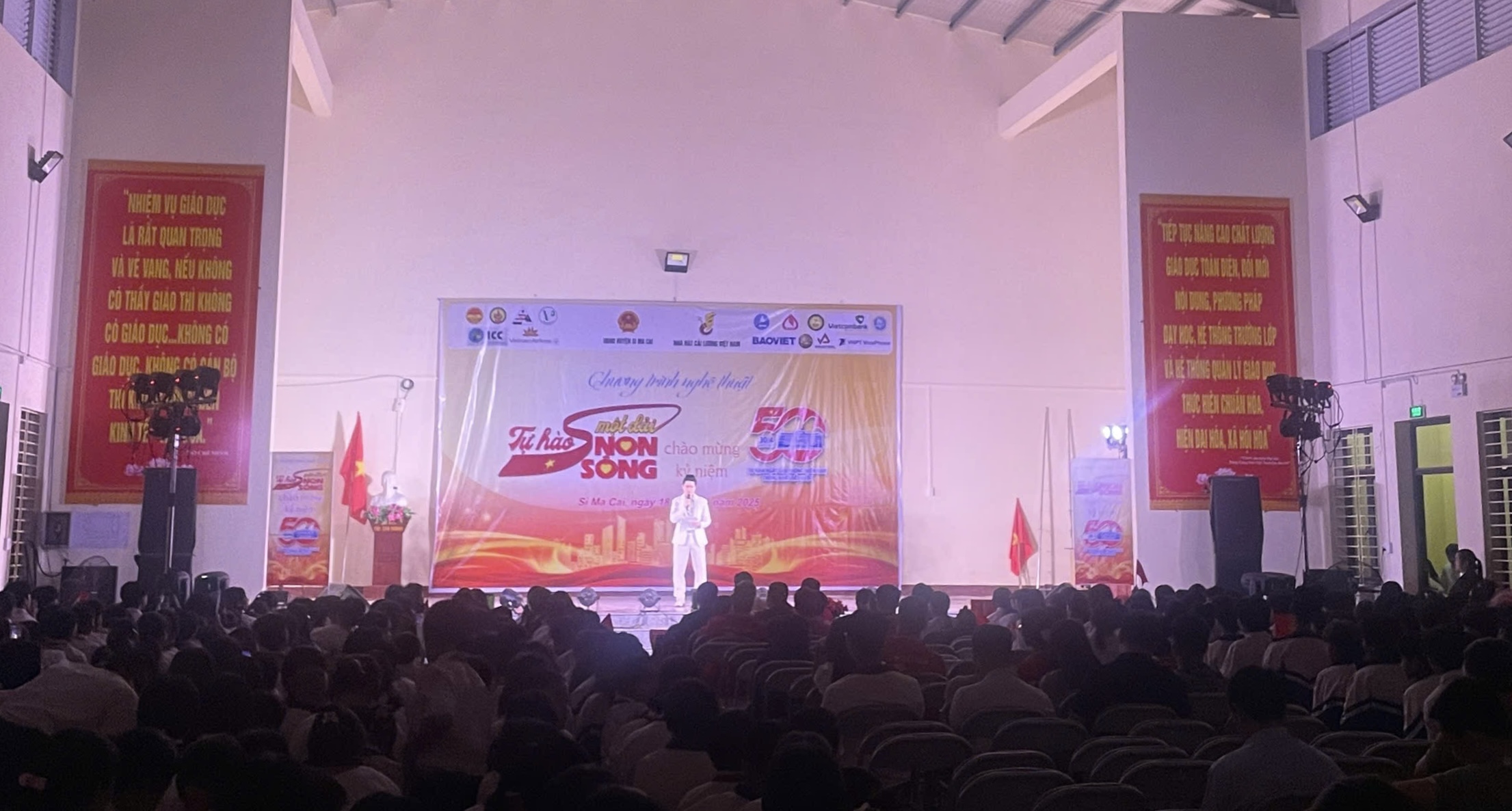Các nghệ sĩ biểu diễn phục vụ bà con vùng cao trong không khí ấm áp, thân tình.