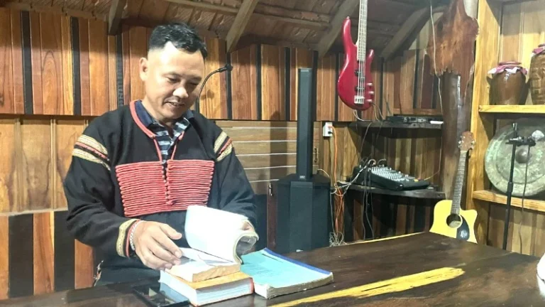 Anh Ama Nhiên, người kể sử thi của buôn Ako Dhông, phường Tân Lập, thành phố Buôn Ma Thuột, tỉnh Đắk Lắk. Ảnh: Báo Nhân Dân