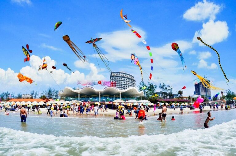 Du lịch là ngành kinh tế chủ lực của Vũng Tàu. Ảnh: Báo PLVN