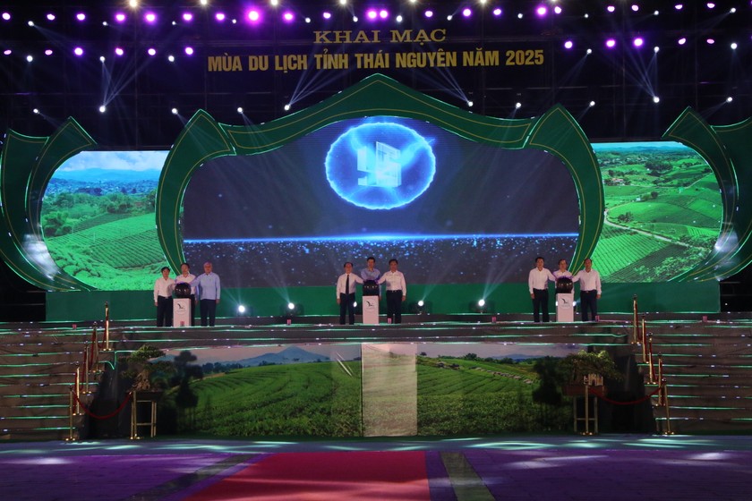 Lãnh đạo tỉnh Thái Nguyên khai mạc mùa du lịch 2025. Ảnh: Báo PLVN
