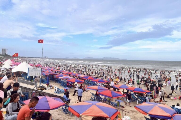 Khách du lịch đến Vũng Tàu tắm biển tăng so với cùng kỳ. Ảnh: Báo PLVN