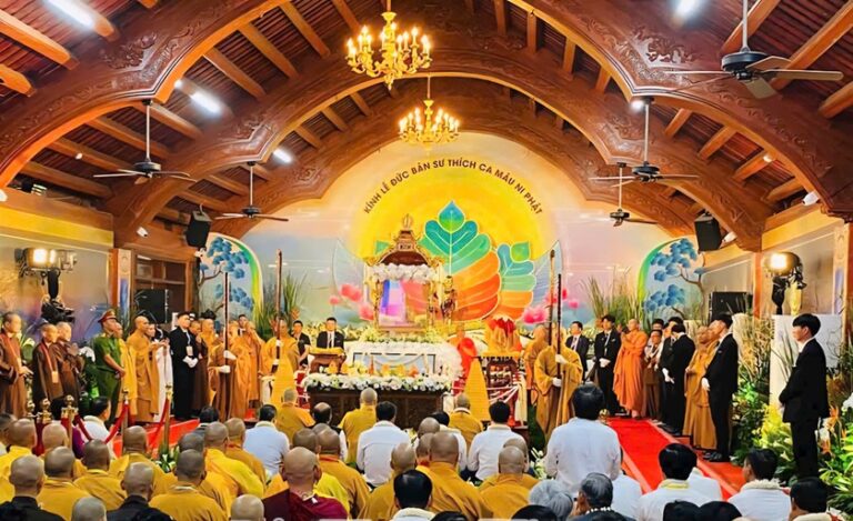 Các đại biểu thực hiện nghi lễ tôn trí, an vị Xá lợi Đức Phật tại chùa Chuông thành phố Hưng Yên. Ảnh: Báo PLVN