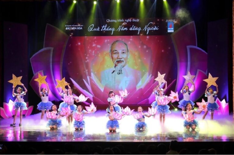 Chương trình thể hiện tình cảm của nhân dân với Chủ tịch Hồ Chí Minh. Ảnh: Báo PLVN