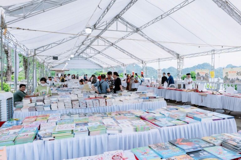 Làm thế nào để sách tiếp tục giữ vai trò dẫn dắt tri thức trong thời đại số là vấn đề nhiều nhà xuất bản đang băn khoăn, tìm lời giải đáp. (Nguồn: BTC)