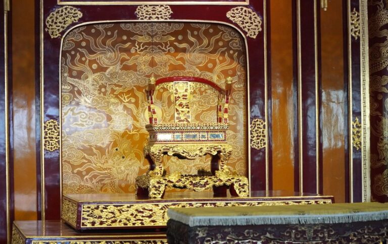 Hiện, ngai vàng triều Nguyễn phiên bản phục chế đã được đưa ra trưng bày tại di tích điện Thái Hoà để phục vụ du khách. Ảnh: Báo PLVN