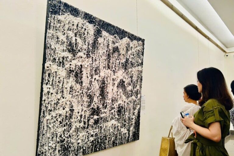 Một trong các tác phẩm trong cuộc thi “UOB Painting of the Year” (Ảnh: T.D)