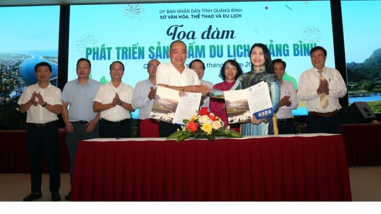 Ký kết phát triển sản phẩm du lịch giữa Câu lạc bộ lữ hành UNESCO Hà Nội với Trung tâm xúc tiến du lịch Quảng Bình. Ảnh: Báo PLVN