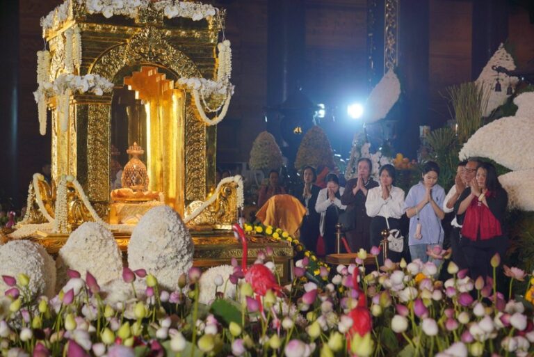 Người dân chiêm bái xá lợi tại chùa Tam Chúc, Hà Nam (Ảnh: chùa Tam Chúc)