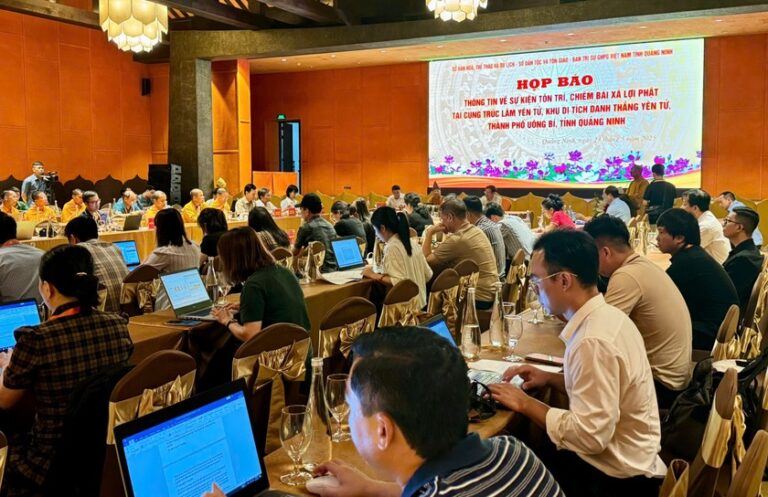 Họp báo thông tin về sự kiện tôn trí, chiêm bái xá lợi Phật tại Cung Trúc lâm Yên Tử, Khu di tích danh thắng Yên Tử. Ảnh: Báo PLVN