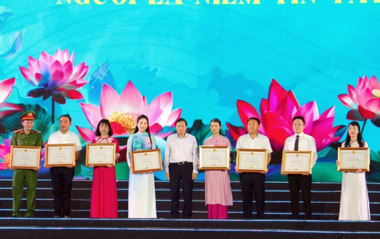 Chủ tịch UBND tỉnh Nghệ An Lê Hồng Vinh trao Bằng khen cho 11 đơn vị có nhiều đóng góp tích cực, hiệu quả trong công tác tổ chức Lễ hội Làng Sen năm 2025. Ảnh: Báo PLVN