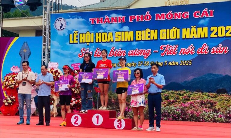 Ban Tổ chức trao giải cho các VĐV đạt thành tích cao tại Giải chạy Móng Cái Half Marathon. Ảnh: Báo PLVN