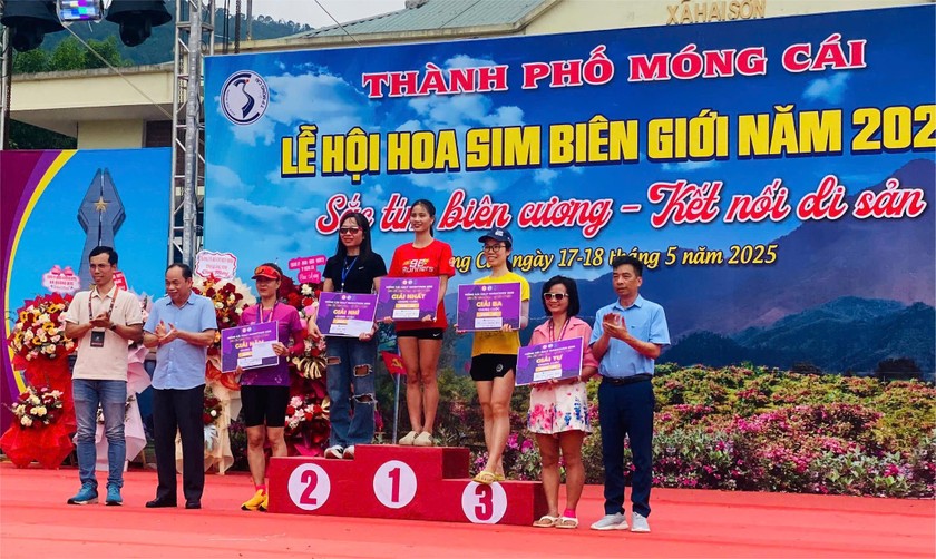 Ban Tổ chức trao giải cho các VĐV đạt thành tích cao tại Giải chạy Móng Cái Half Marathon. Ảnh: Báo PLVN