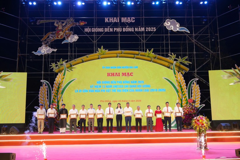 Nhân dịp này, UBND huyện Gia Lâm đã khen thưởng cho 5 tập thể, 16 cá nhân của xã Phù Đổng đã có đóng góp trong 15 năm bảo tồn và phát huy giá trị Hội Gióng - Di sản văn hóa phi vật thể của nhân loại. Ảnh: Báo PLVN
