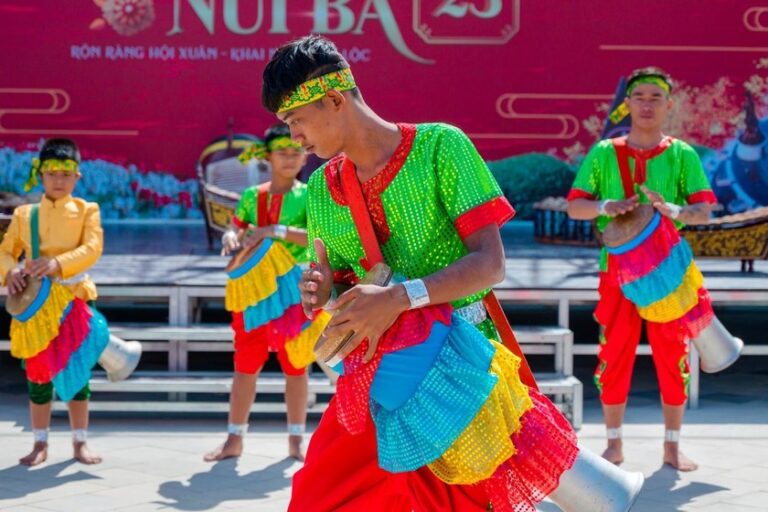 Múa trống Chhay-dăm là loại hình nghệ thuật đòi hỏi sự đồng điệu giữa động tác và âm thanh, với các động tác khi mạnh mẽ như võ thuật, khi uyển chuyển trong vũ điệu đẹp mắt. Ảnh: Báo PLVN