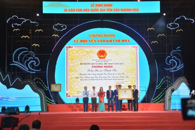 Lễ vinh danh Tri thức dân gian và Lễ hội Yến sào Khánh Hòa – hai giá trị được công nhận là Di sản văn hóa phi vật thể quốc gia. Ảnh: Báo PLVN