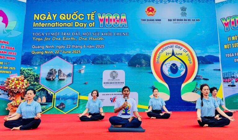 Điểm nhấn đặc biệt của chương trình là phần trình diễn giao thức Yoga cổ truyền do đại diện Đại sứ quán Ấn Độ hướng dẫn, mang đậm bản sắc văn hóa đất nước khởi nguồn của bộ môn này. Ảnh: Báo PLVN