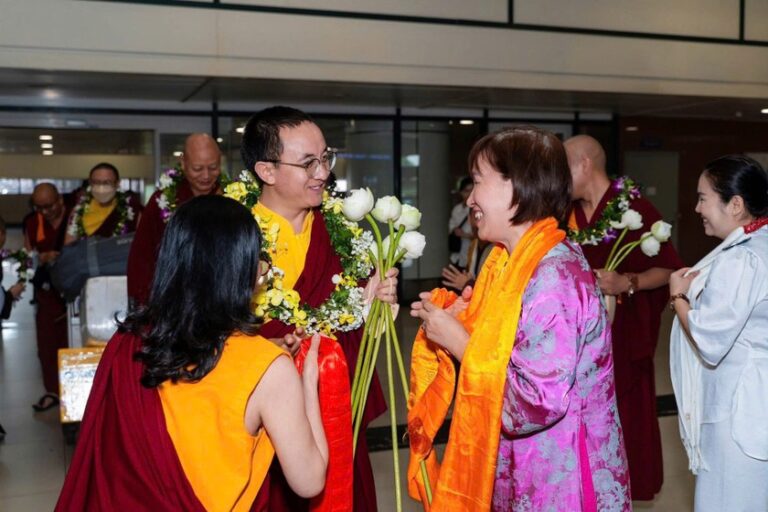 Ngài H.E Khentrul Kunchok Tenzin Rinpoche và Tăng đoàn khi vừa đến sân bay Nội Bài. Ảnh: Báo PLVN