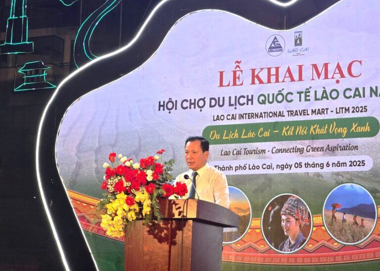 Ông Hoàng Quốc Khánh - Phó Chủ tịch thường trực UBND tỉnh Lào Cai phát biểu khai mạc. Ảnh: Báo PLVN