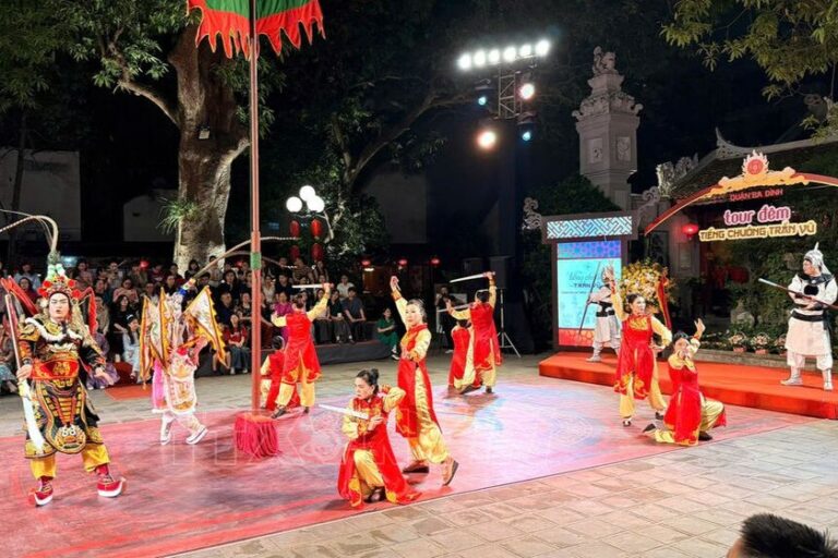 Tour đêm “Tiếng chuông Trấn Vũ” vừa ra mắt công chúng. Ảnh: Báo PLVN