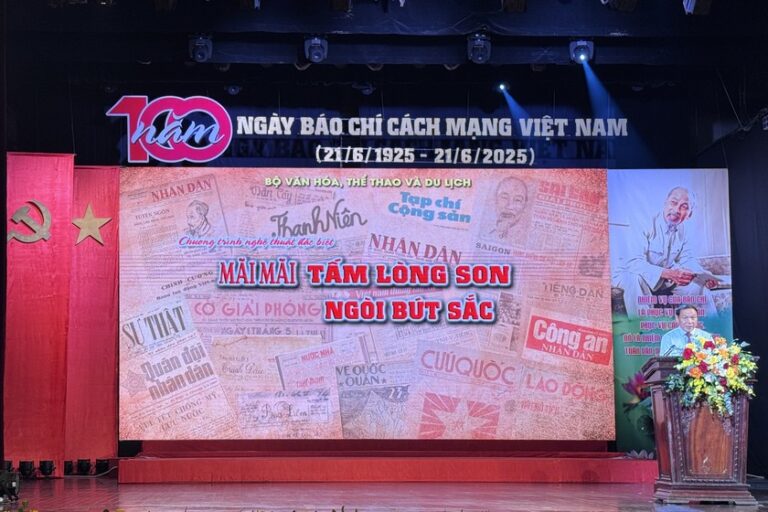 Bộ trưởng Bộ Văn hóa, Thể thao và Du lịch Nguyễn Văn Hùng phát biểu khai mạc chương trình. Ảnh: Báo PLVN