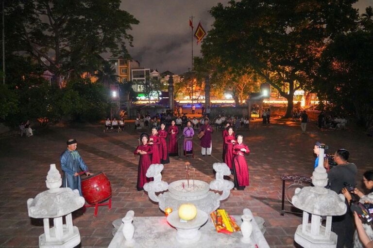 Canh hát cửa đình - Di sản phi vật thể được UNESCO công nhận ngày 01/10/2009. Ảnh: Báo PLVN