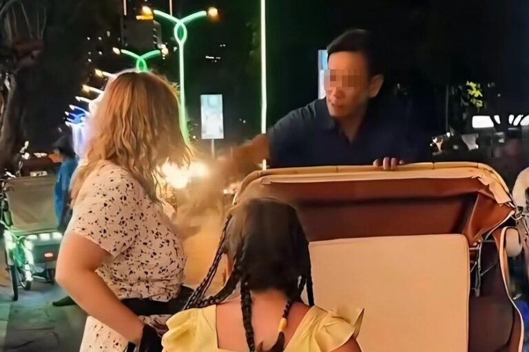 Hình ảnh ghi lại cảnh người chạy xích lô được cho là giật tiền từ tay nữ du khách nước ngoài (Ảnh: Cắt từ clip).