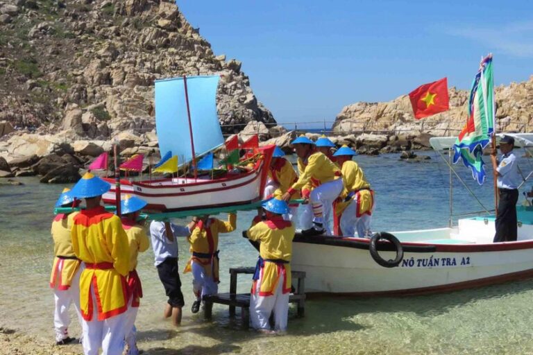 Lễ hội truyền thống Lễ hội Yến sào Khánh Hòa được công nhận là di sản văn hóa phi vật thể quốc gia. Ảnh: Báo PLVN
